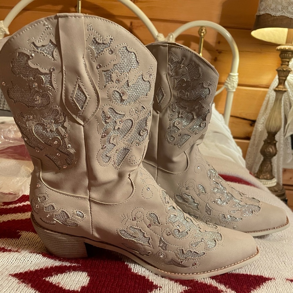 Sparkly white cowgirl boots 8.5